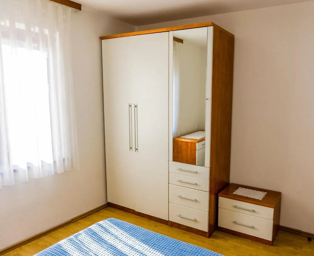 Apartments Annie Malinska 0*,  Croaţia
