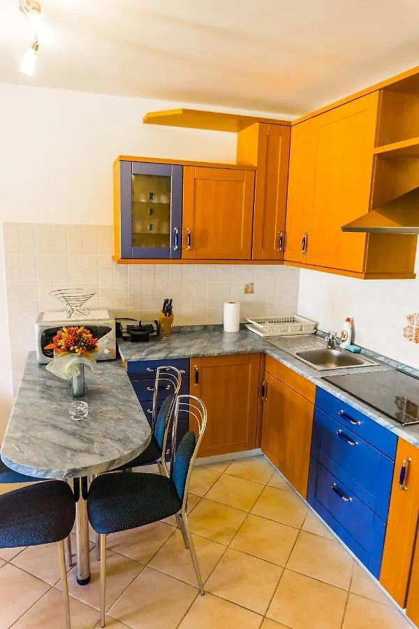 Apartments Annie Malinska 0*,